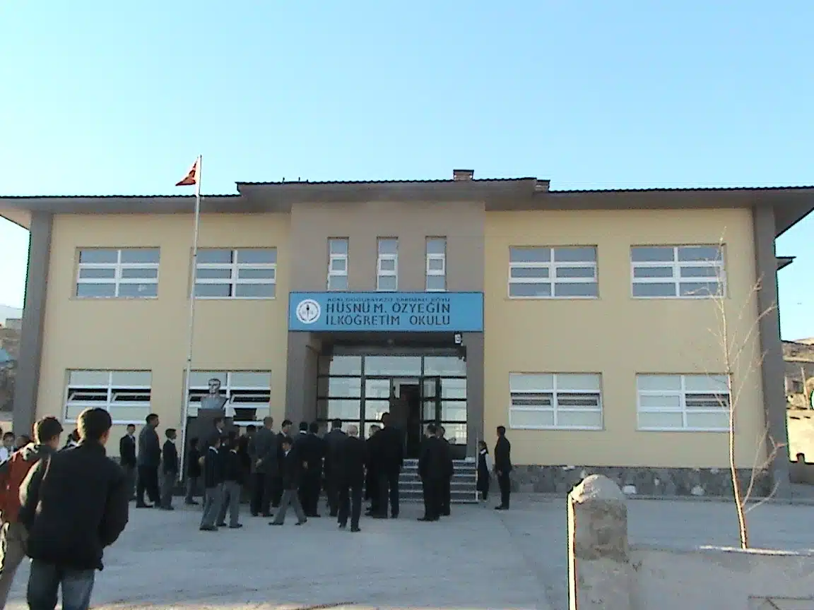 BARDAKLI KÖYÜ / DOĞUBAYAZIT / AĞRI – Hüsnü M. Özyeğin İlk ve Ortaokulu