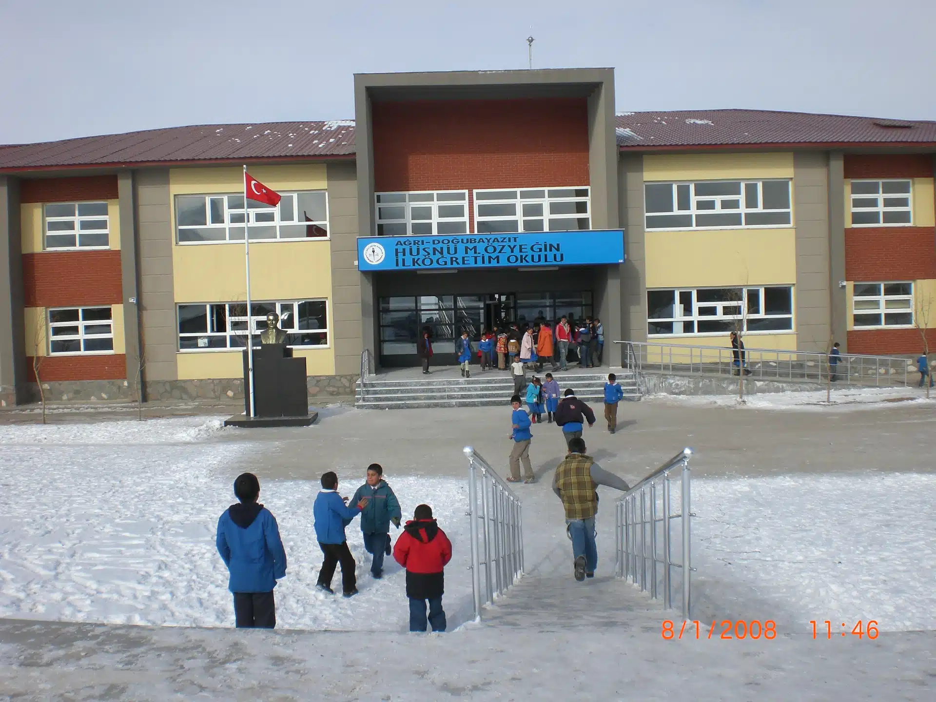 DOĞUBAYAZIT / AĞRI – Hüsnü M. Özyeğin Ortaokulu