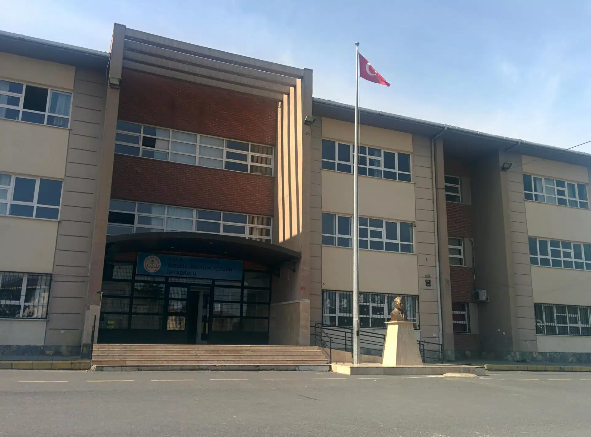 TEPECİK / İSTANBUL – Hüsnü M. Özyeğin Ortaokulu