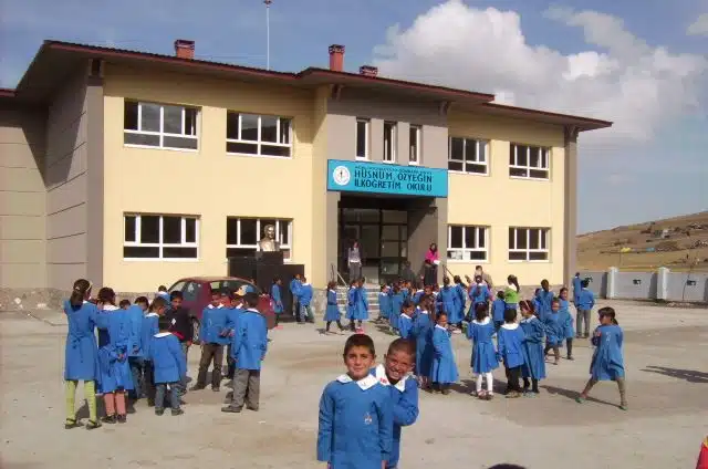 SOMKAYA KÖYÜ / DOĞUBAYAZIT / AĞRI – Hüsnü M. Özyeğin İlk ve Ortaokulu
